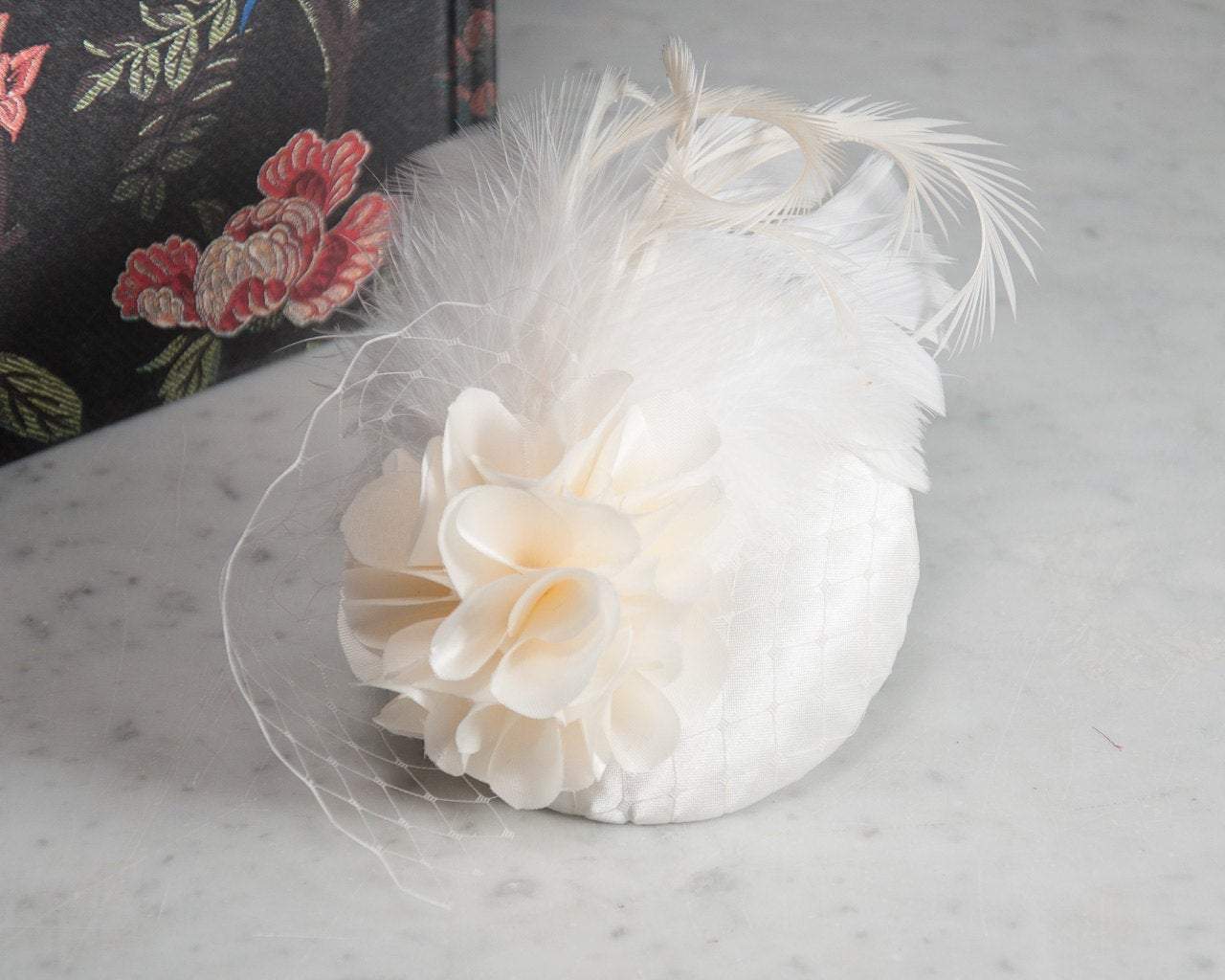 FASCINATOR - BRIDAL HEADPIECE WITH FEATHERS AND VEIL DETAILS, A DREAMY CREAM COLOURED CLOUD © Seegang Berlin