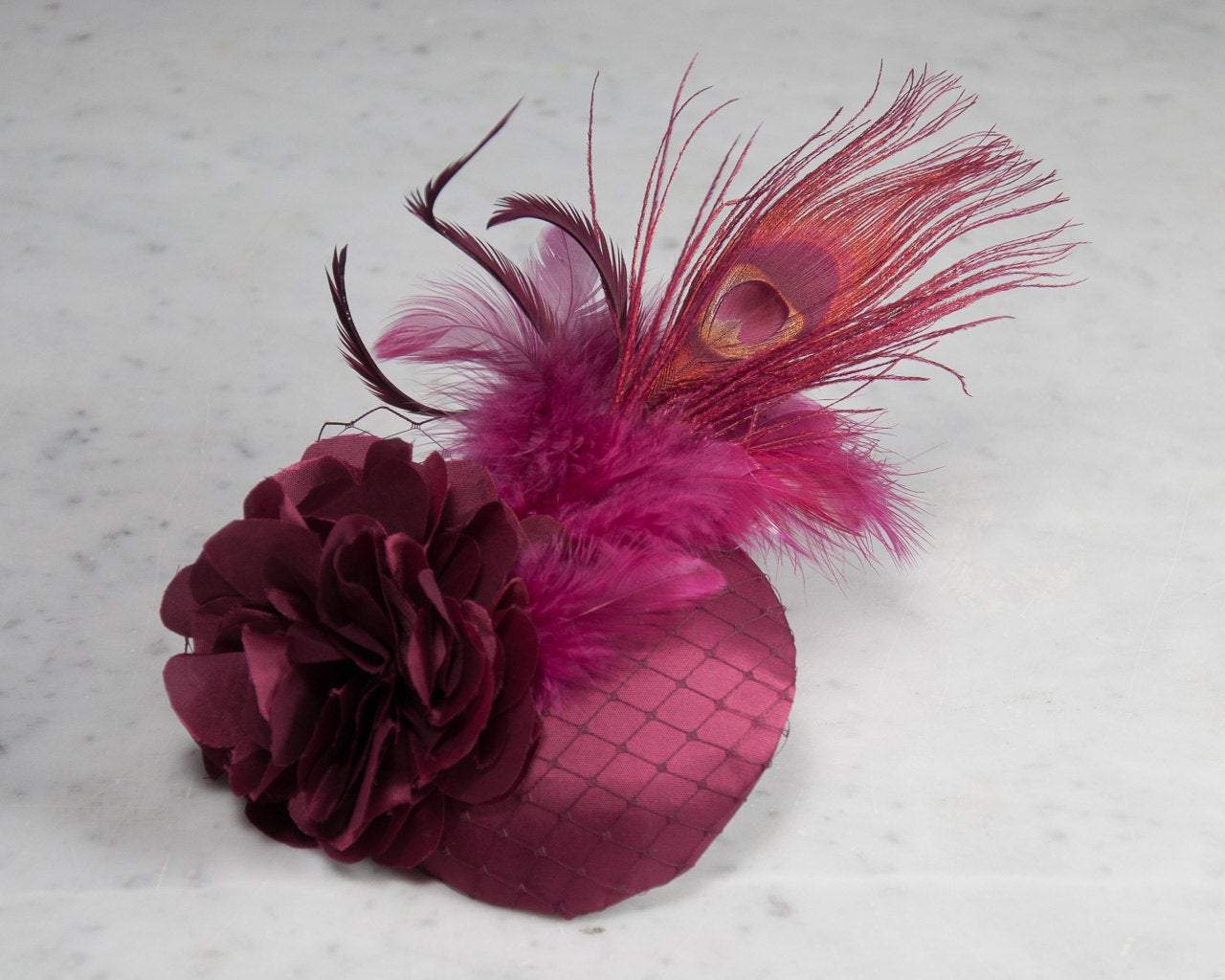 FASCINATOR - ELEGANT HAIR ACCESSORY IN SHINY RUBY RED WITH VEIL DETAILS © Seegang Berlin
