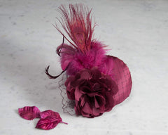 FASCINATOR - ELEGANT HAIR ACCESSORY IN SHINY RUBY RED WITH VEIL DETAILS © Seegang Berlin