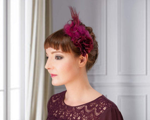 FASCINATOR - ELEGANT HAIR ACCESSORY IN SHINY RUBY RED WITH VEIL DETAILS © Seegang Berlin