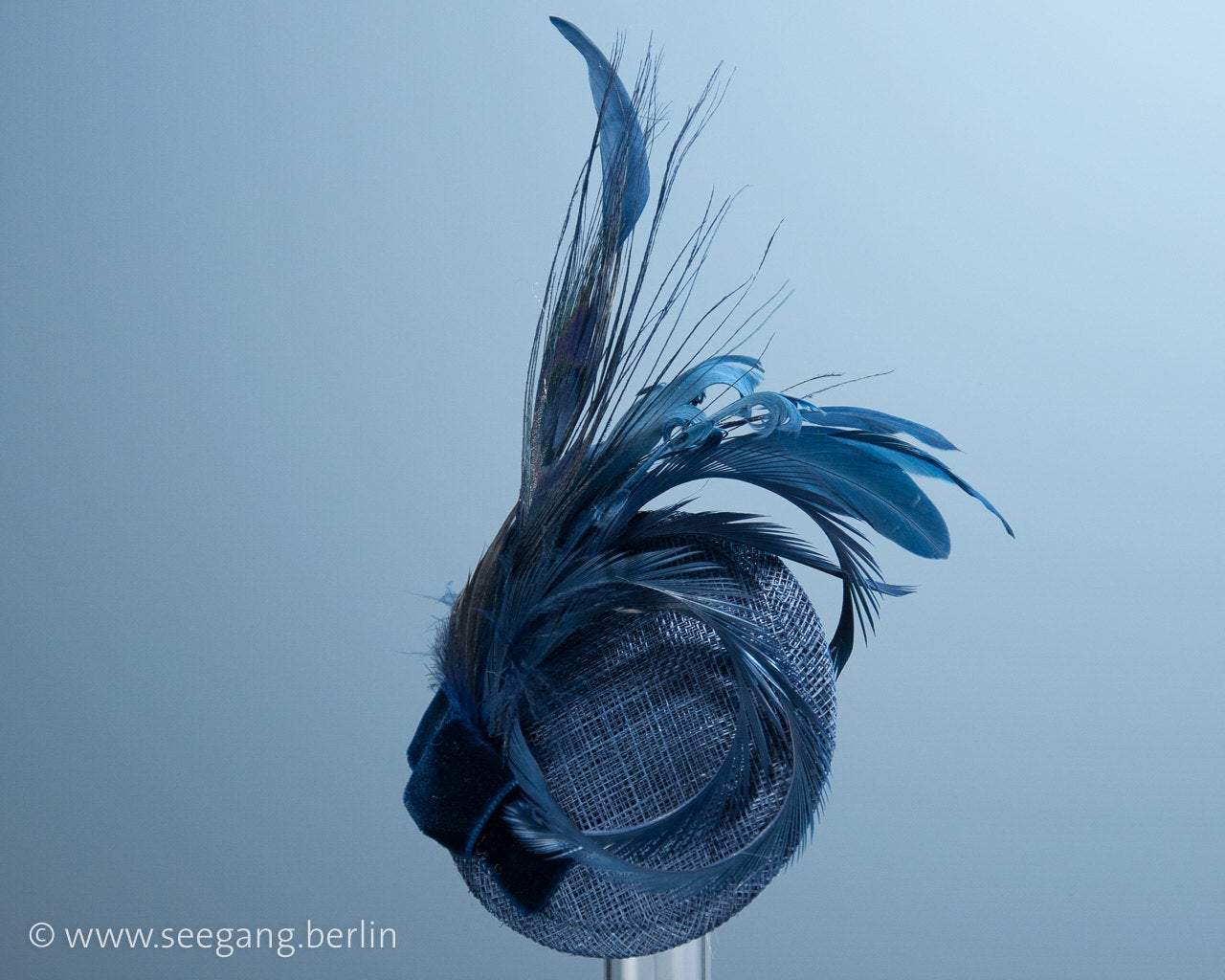 FASCINATOR - GLAMOROUS HEADPIECE IN BEAUTIFUL SHADES OF BLUE © Seegang Berlin