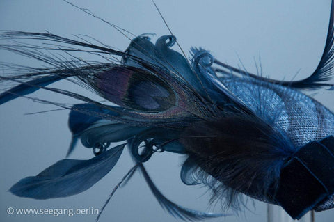 FASCINATOR - GLAMOROUS HEADPIECE IN BEAUTIFUL SHADES OF BLUE © Seegang Berlin