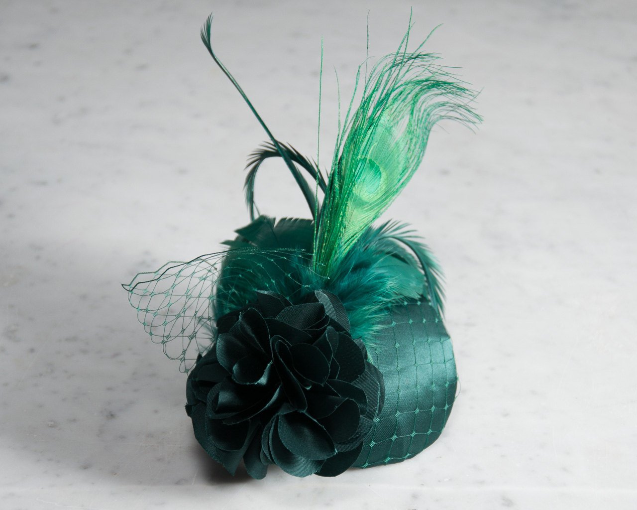 FASCINATOR - HEADDRESS IN SHINY GREEN WITH COLORED PEACOCK FEATHER © Seegang Berlin