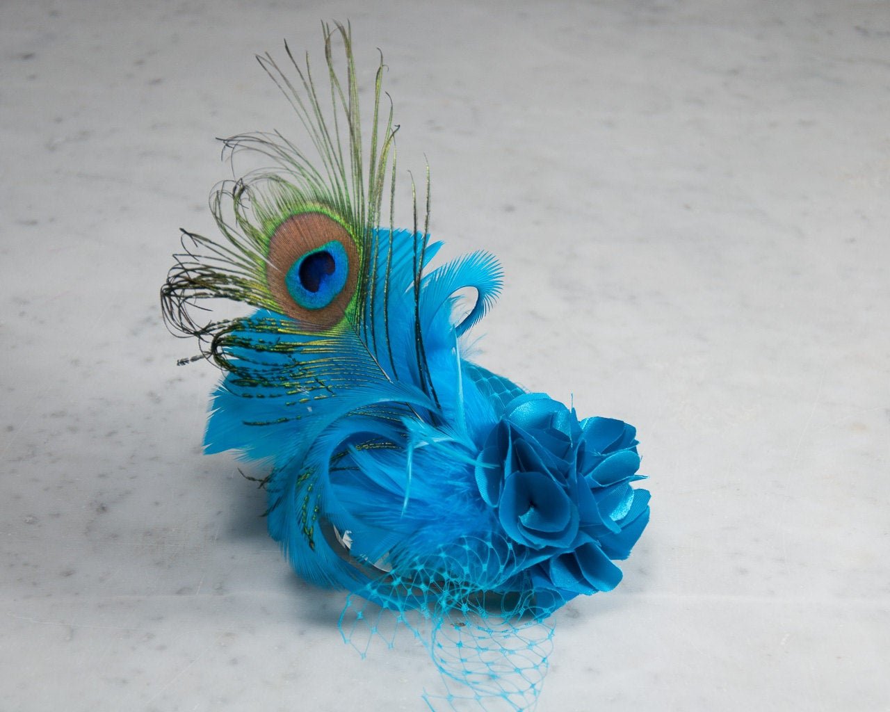 FASCINATOR - HEADDRESS IN SHINY GREEN WITH COLORED PEACOCK FEATHER © Seegang Berlin