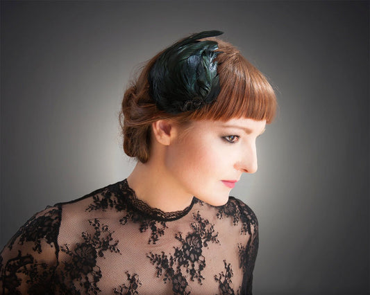 FASCINATOR - HEADPIECE WITH GREEN SHIMMERING BLACK FEATHERS © Seegang Berlin