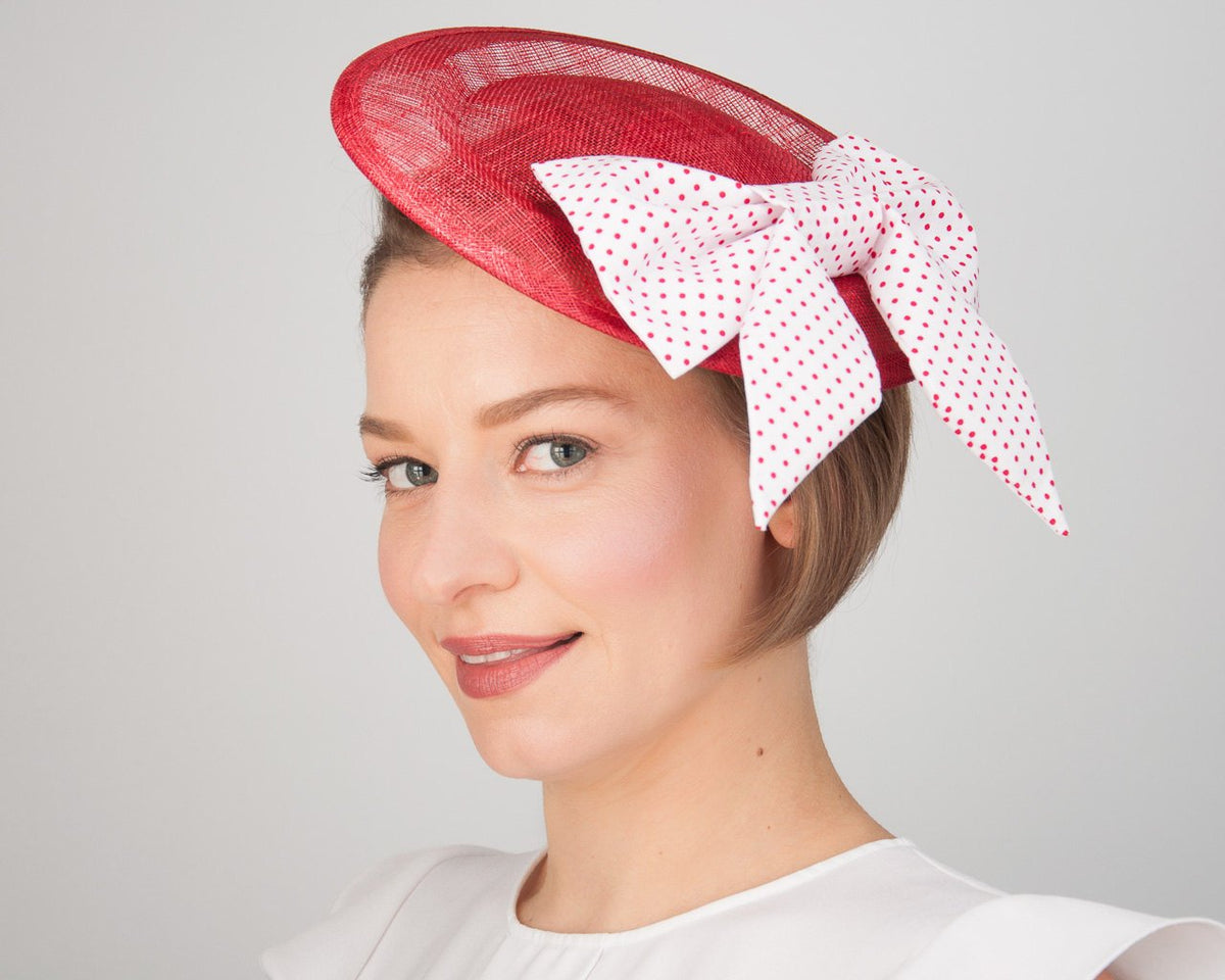 FASCINATOR - LITTLE HALO HAT WITH POLKA DOTS BOW IN WHITE AND RED FOR FRESH VINTAGE LOOK © Seegang Berlin