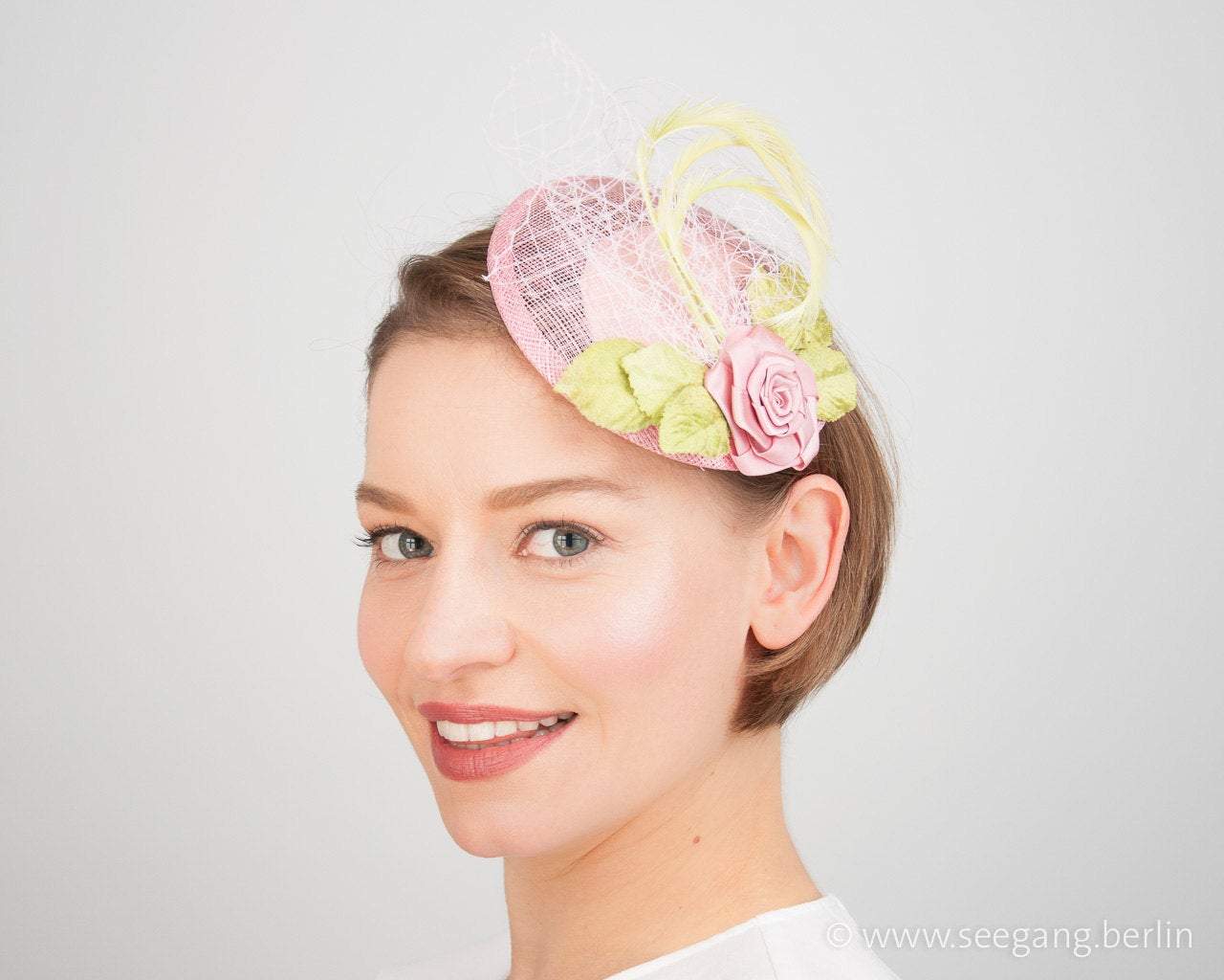 FASCINATOR - VINTAGE STYLE HEADPIECE IN LIGHT PINK WITH FEATHERS AND VELVET LEAFS IN GREEN © Seegang Berlin