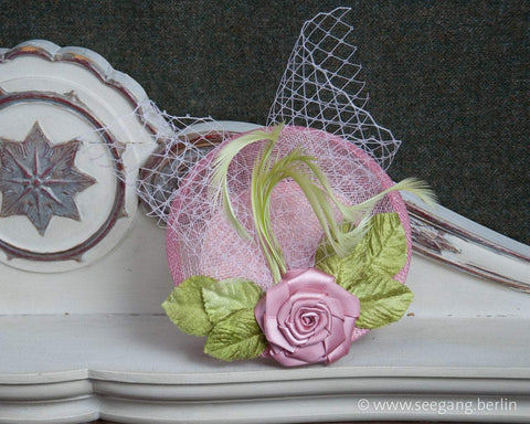 FASCINATOR - VINTAGE STYLE HEADPIECE IN LIGHT PINK WITH FEATHERS AND VELVET LEAFS IN GREEN © Seegang Berlin