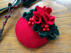 FASCINATOR - WINTERTIME DREAM IN RED FELT AND GREEN VELVET © Seegang Berlin