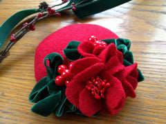 FASCINATOR - WINTERTIME DREAM IN RED FELT AND GREEN VELVET © Seegang Berlin