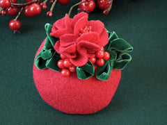 FASCINATOR - WINTERTIME DREAM IN RED FELT AND GREEN VELVET © Seegang Berlin