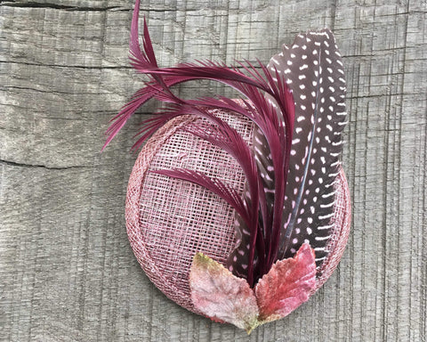 FASCINATOR - WITH VINTAGE VELVET LEAFS AND FEATHERS IN DUSTY PINK AND DARK RED © Seegang Berlin