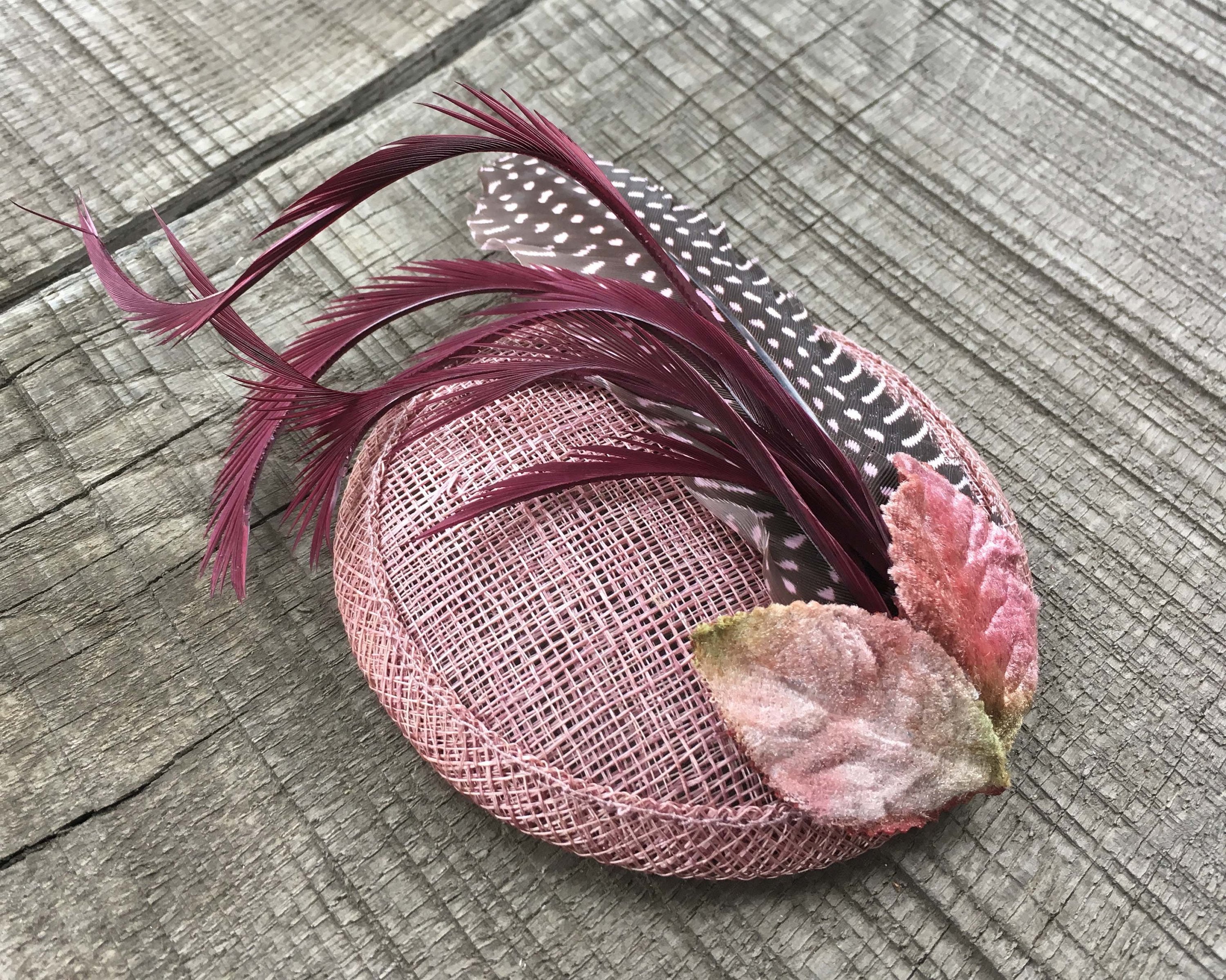FASCINATOR - WITH VINTAGE VELVET LEAFS AND FEATHERS IN DUSTY PINK AND DARK RED © Seegang Berlin