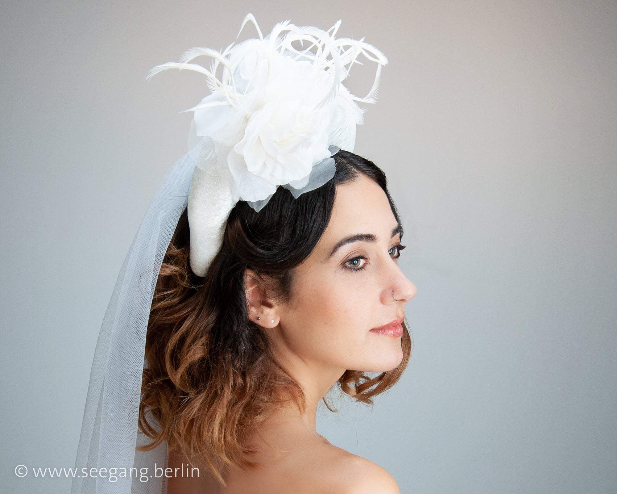 HAIR CIRCLET - BOLD BRIDAL HEADPIECE WITH A ROSE AND FEATHERS IN WHITE VELVET © Seegang Berlin