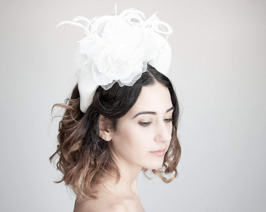 HAIR CIRCLET - BOLD BRIDAL HEADPIECE WITH A ROSE AND FEATHERS IN WHITE VELVET © Seegang Berlin