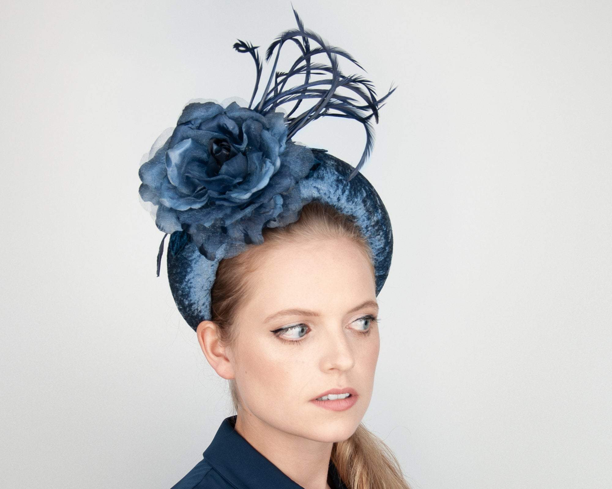 HAIR CIRCLET - BOLD VELVET HEADBAND WITH A ROSE AND FEATHERS IN MANY SHADES OF BLUE LIKE BLUESTONE, POWDER, LIGHT AND NAVY BLUE. © Seegang Berlin