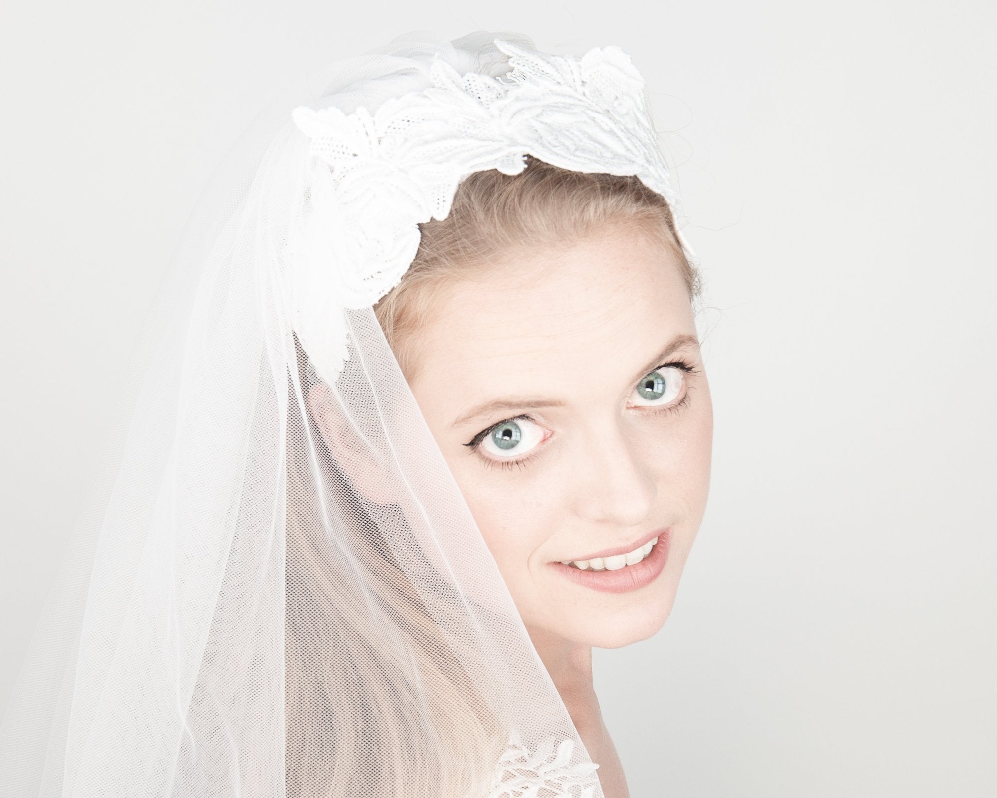 HAIR CIRCLET - BRIDAL LACE HEADBAND FOR BOHO INSPIRED HAIRSTYLES IN WHITE AND CREAM © Seegang Berlin