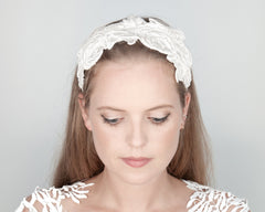 HAIR CIRCLET - BRIDAL LACE HEADBAND FOR BOHO INSPIRED HAIRSTYLES IN WHITE AND CREAM © Seegang Berlin