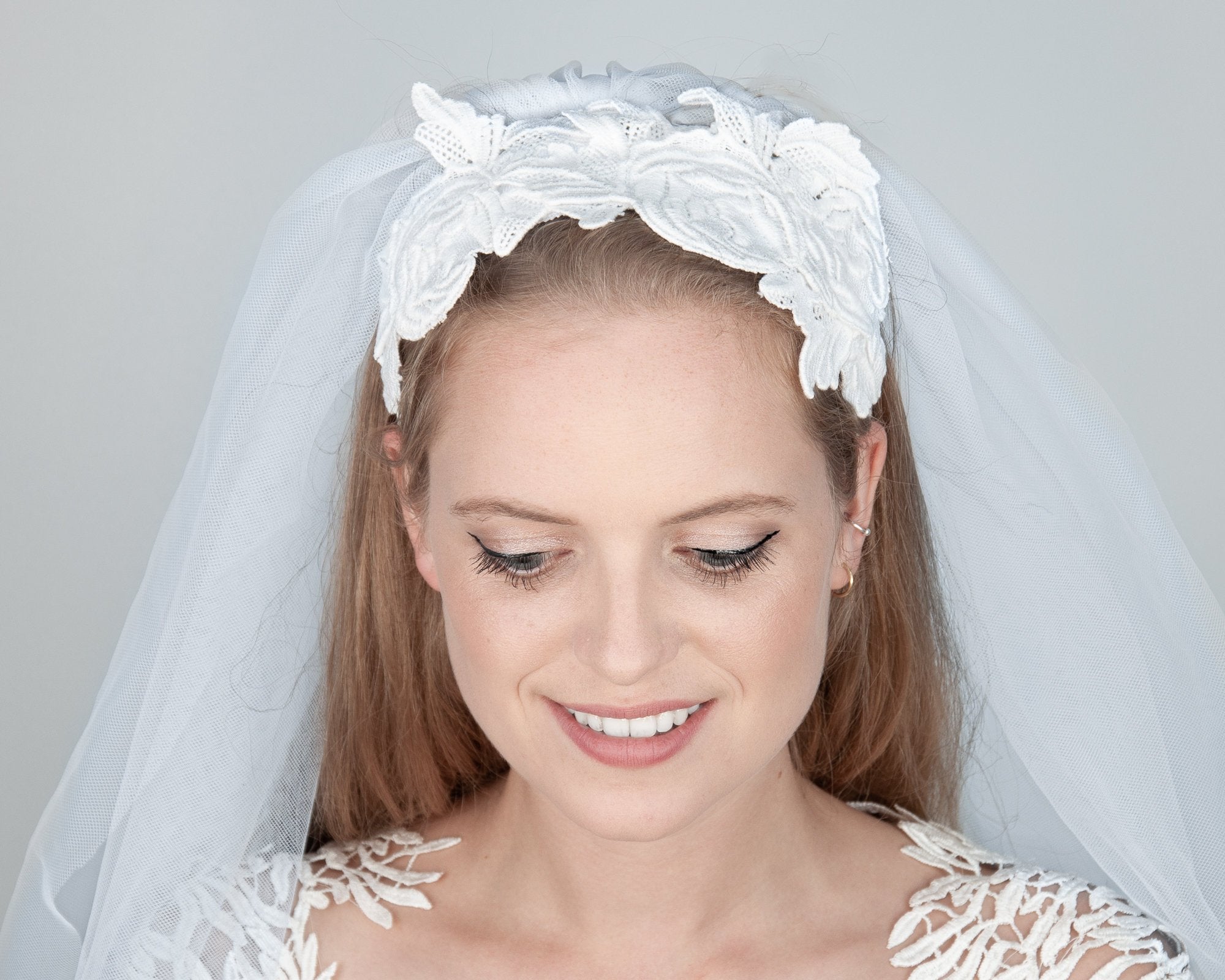 HAIR CIRCLET - BRIDAL LACE HEADBAND FOR BOHO INSPIRED HAIRSTYLES IN WHITE AND CREAM © Seegang Berlin