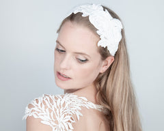 HAIR CIRCLET - BRIDAL LACE HEADBAND FOR BOHO INSPIRED HAIRSTYLES IN WHITE AND CREAM © Seegang Berlin