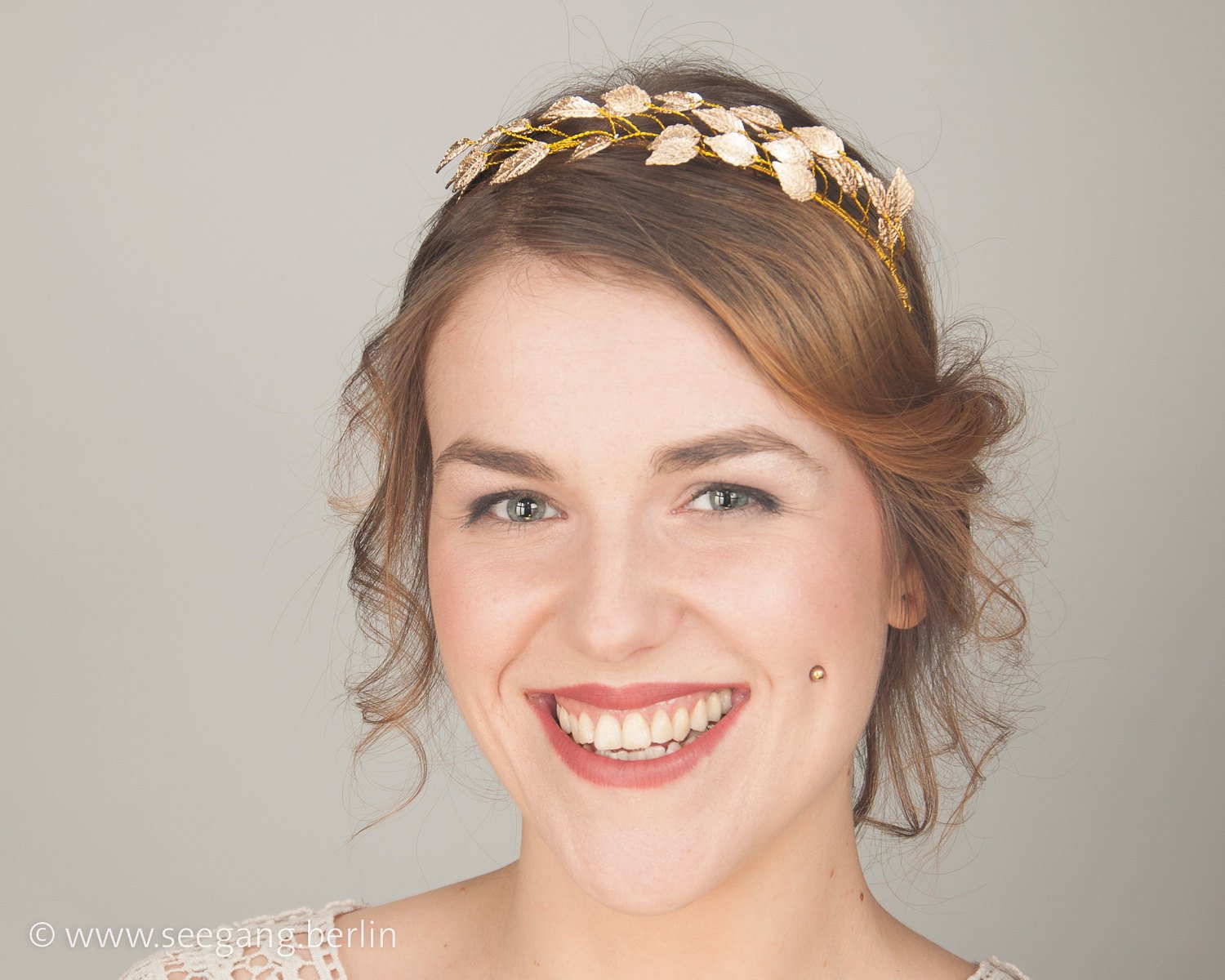 HAIR CIRCLET - BRIDAL OR FESTIVAL HAIR JEWELLERY WITH GOLD COLOURED LEAFS © Seegang Berlin
