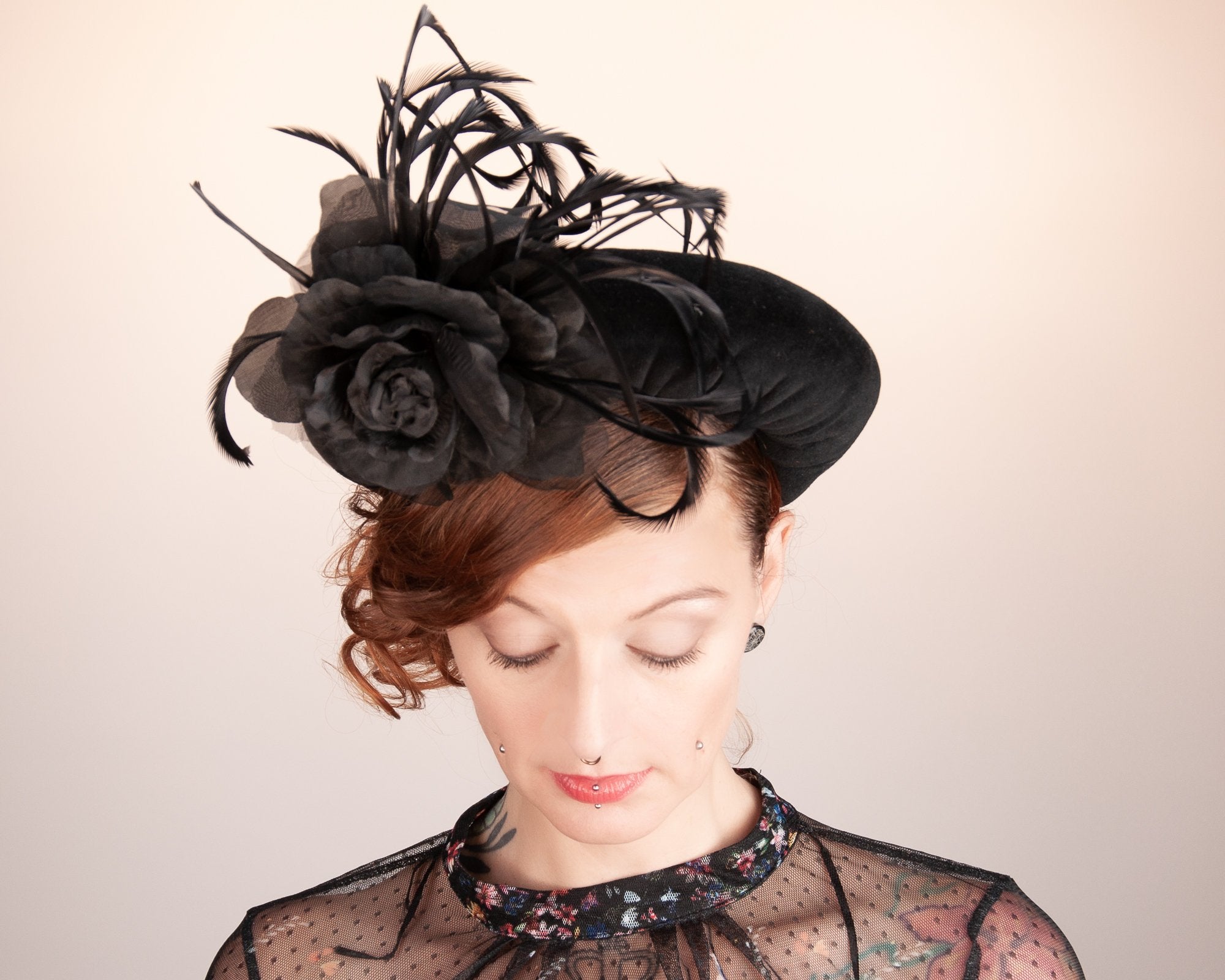 HAIR CIRCLET - ELEGANT BOLD HEADBAND IN BLACK VELVET WITH A ROSE AND SWINGING FEATHERS © Seegang Berlin