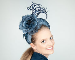 HAIR CIRCLET - ELEGANT BOLD HEADBAND IN BLACK VELVET WITH A ROSE AND SWINGING FEATHERS © Seegang Berlin