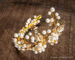 HAIRBAND - BRIDAL JEWELLERY WITH PEARLS AND LEAFS IN CREAM AND GOLDEN COLOUR © Seegang Berlin