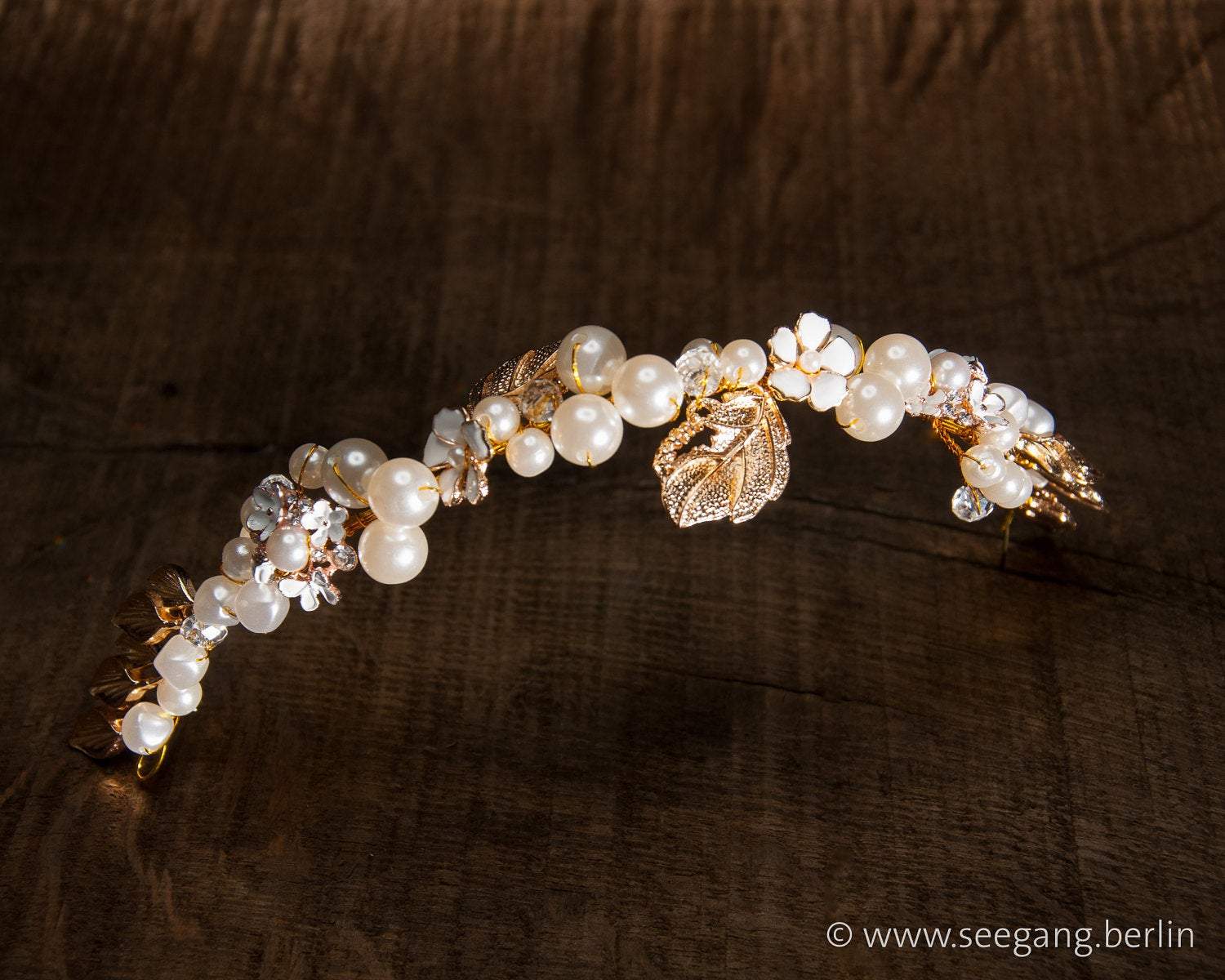 HAIRBAND - BRIDAL JEWELLERY WITH WHITE PEARLS AND DETAILS IN GOLDEN COLOUR © Seegang Berlin