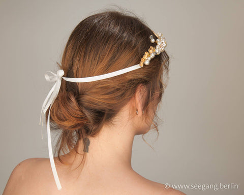 HAIRBAND - BRIDAL JEWELLERY WITH WHITE PEARLS AND DETAILS IN GOLDEN COLOUR © Seegang Berlin