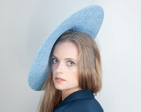 HALO HAT - BIG SUMMER HAT FOR A NEW LOOK IN BOLD MINIMALISM IN A LIGHT AIRY BLUE © Seegang Berlin