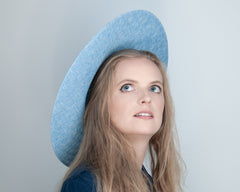 HALO HAT - BIG SUMMER HAT FOR A NEW LOOK IN BOLD MINIMALISM IN A LIGHT AIRY BLUE © Seegang Berlin