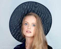 HALO HAT - BIG SUMMER HAT FOR A NEW LOOK IN BOLD MINIMALISM IN A LIGHT AIRY BLUE © Seegang Berlin