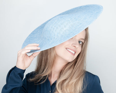 HALO HAT - BIG SUMMER HAT FOR A NEW LOOK IN BOLD MINIMALISM IN A LIGHT AIRY BLUE © Seegang Berlin