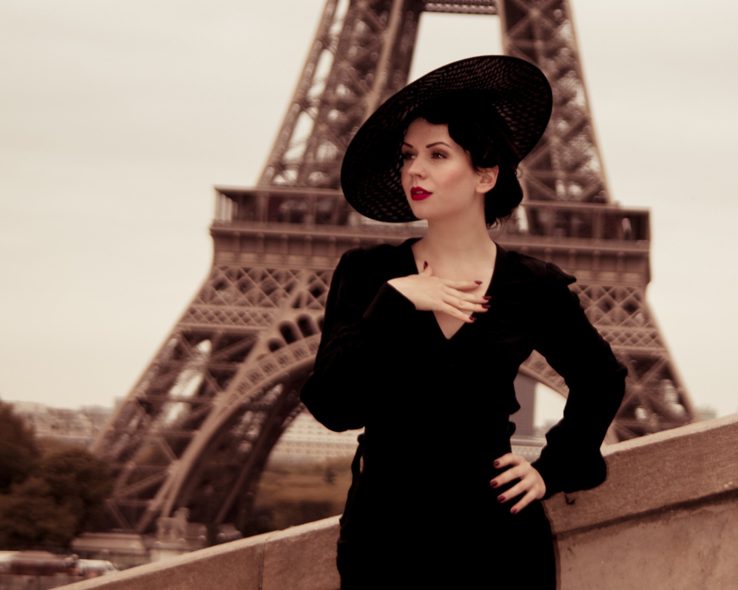 HALO HAT - BLACK HEADDRESS IN THE ELEGANT NEW LOOK OF THE 50S, THIS VINTAGE STYLE IS ALWAYS CONTEMPORARY © Seegang Berlin
