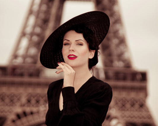 HALO HAT - BLACK HEADDRESS IN THE ELEGANT NEW LOOK OF THE 50S, THIS VINTAGE STYLE IS ALWAYS CONTEMPORARY © Seegang Berlin