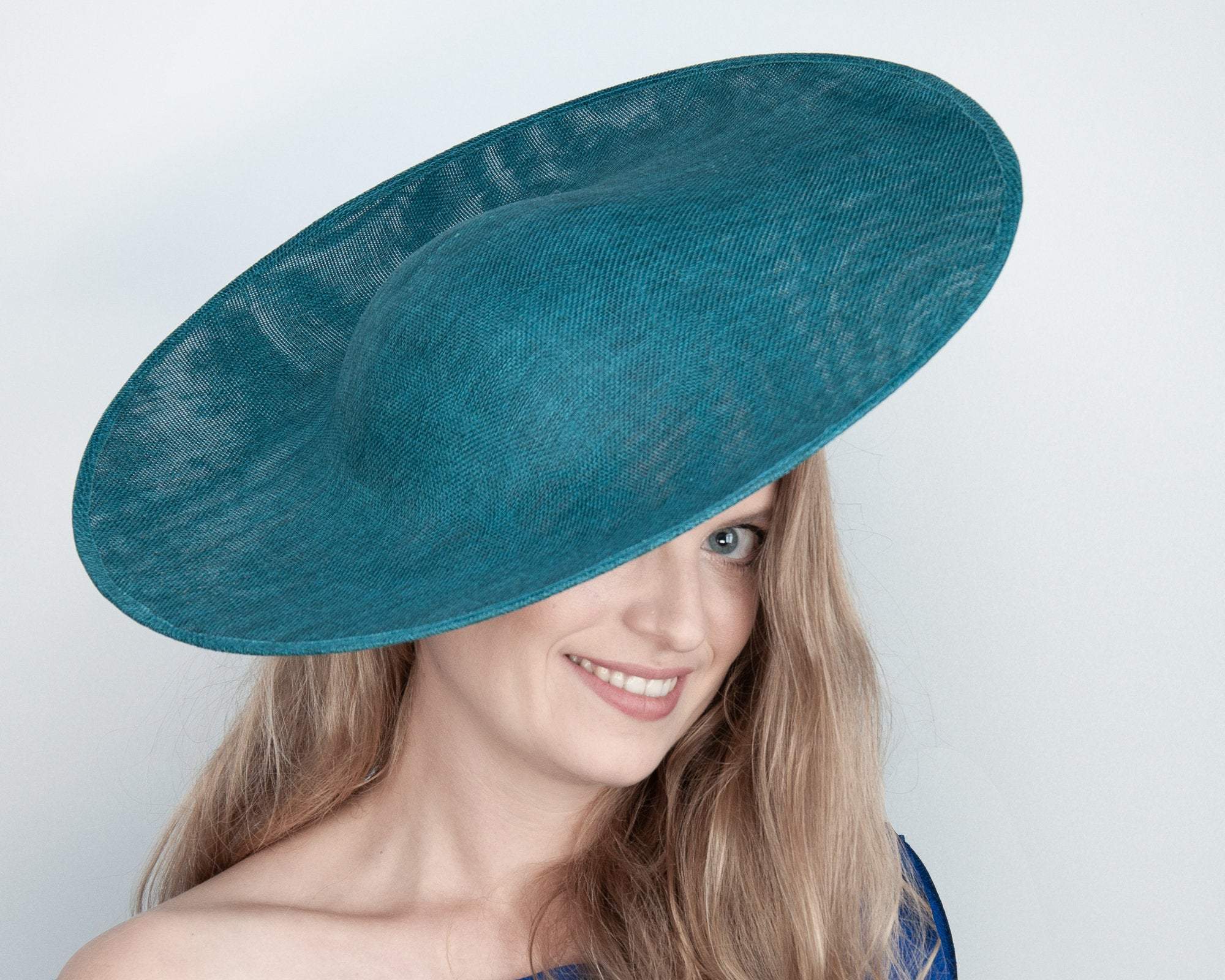 HALO HAT - ROYAL BLUE HEADDRESS FOR THE SUMMER IN 50s NEW LOOK AND CONTEMPORARY OUTFITS © Seegang Berlin