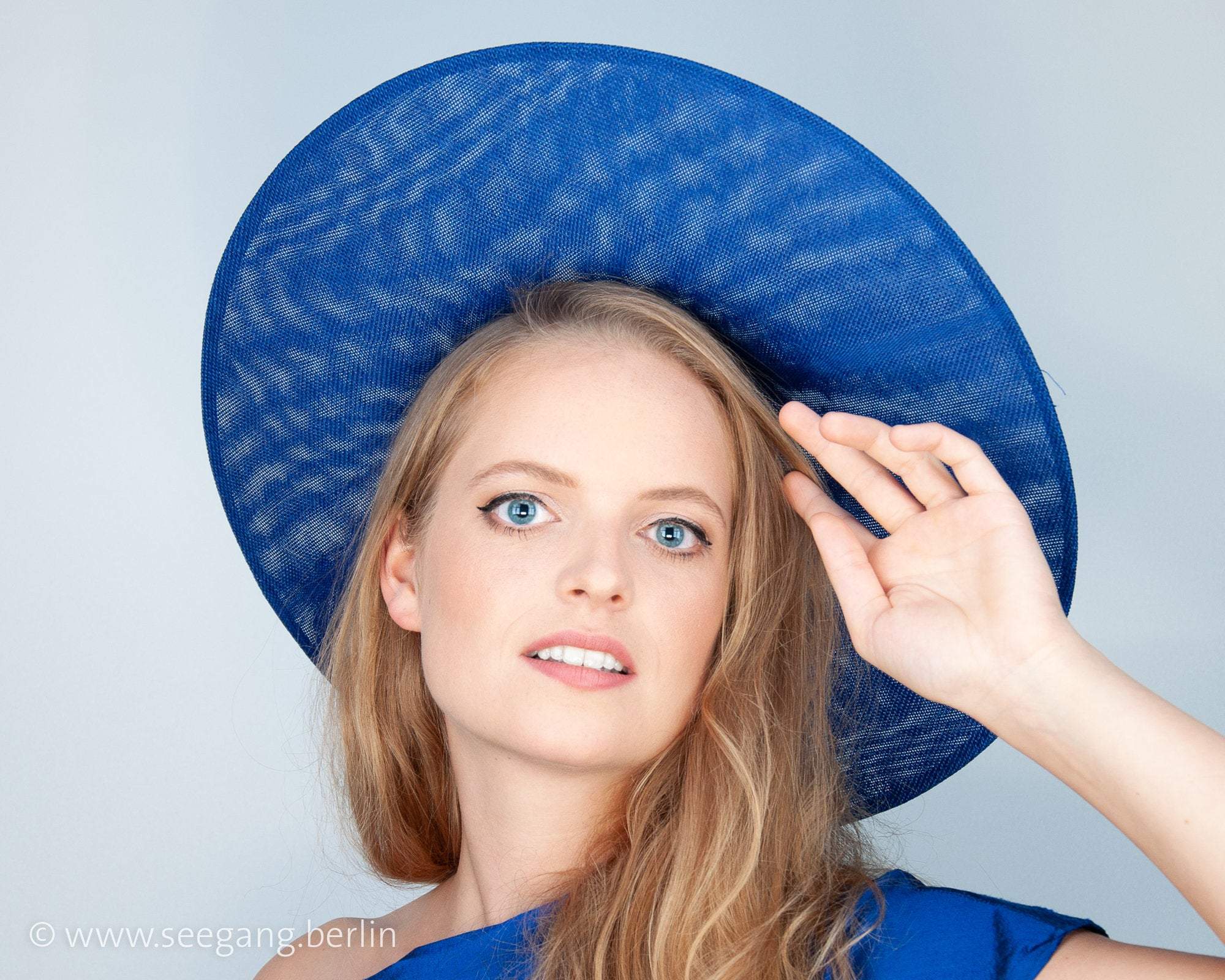 HALO HAT - SUMMER HAT FOR A STUNNING, FRESH AND LIGHT LOOK COLOUR TEAL OR PETROL GREEN © Seegang Berlin