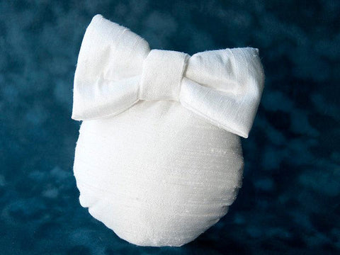 LULU - BRIDAL FASCINATOR WITH A BOW IN WHITE OR OFFWHITE PURE SILK © Seegang Berlin