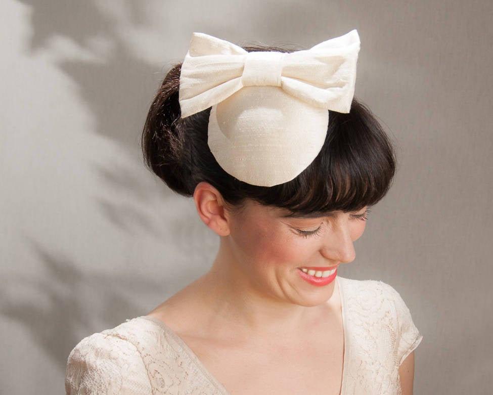 LULU - BRIDAL FASCINATOR WITH A BOW IN WHITE OR OFFWHITE PURE SILK © Seegang Berlin