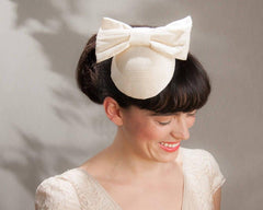 LULU - BRIDAL FASCINATOR WITH A BOW IN WHITE OR OFFWHITE PURE SILK © Seegang Berlin