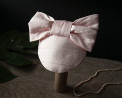 LULU - BRIDAL FASCINATOR WITH A BOW IN WHITE OR OFFWHITE PURE SILK © Seegang Berlin