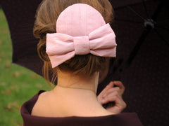 LULU - SILK FASCINATOR WITH A BOW IN ALMOND BLOSSOM LIGHT DUSTY PINK © Seegang Berlin