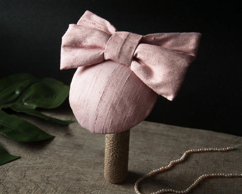 LULU - SILK FASCINATOR WITH A BOW IN ALMOND BLOSSOM LIGHT DUSTY PINK © Seegang Berlin