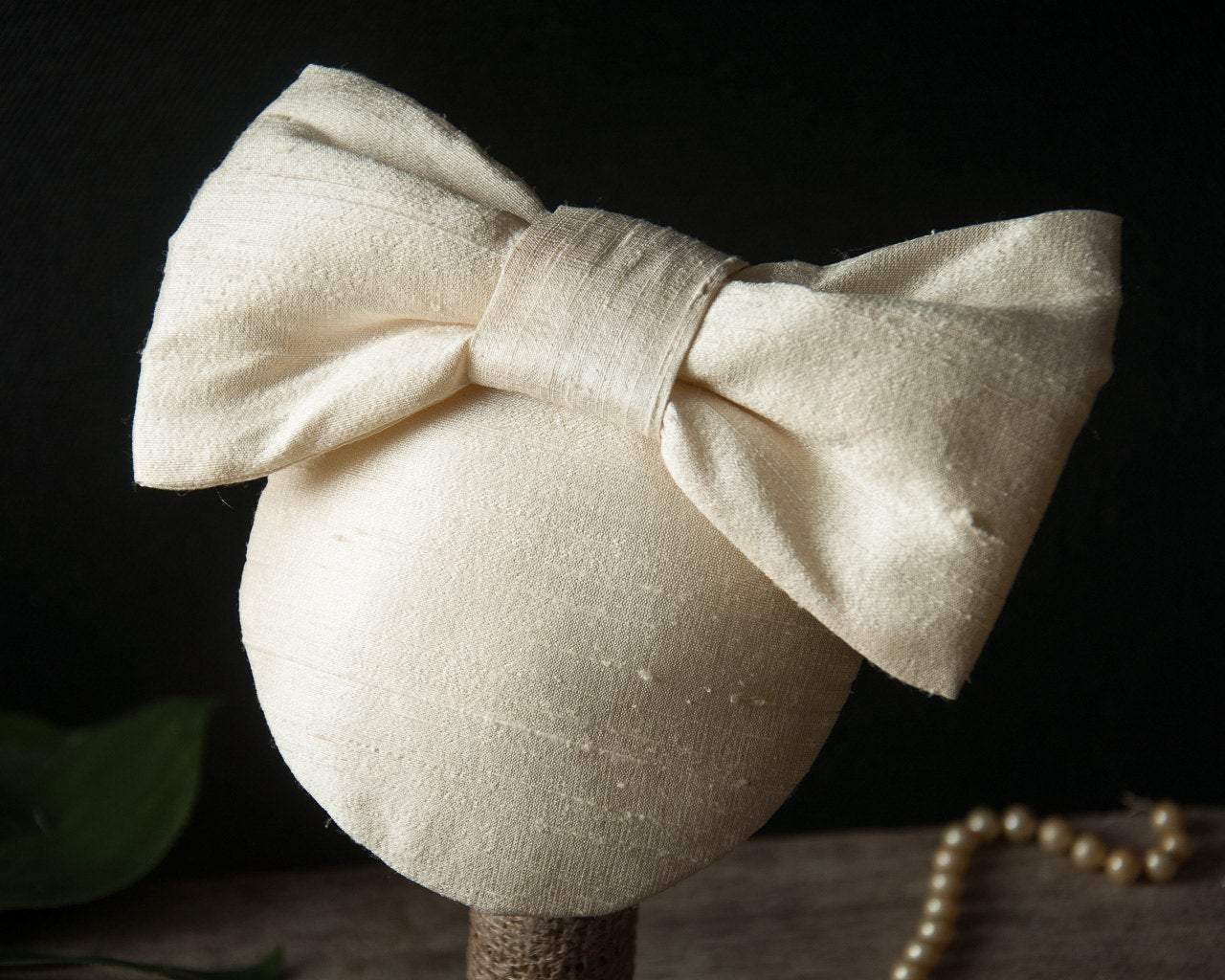 LULU - SILK FASCINATOR WITH A BOW IN CREME OR IVORY © Seegang Berlin