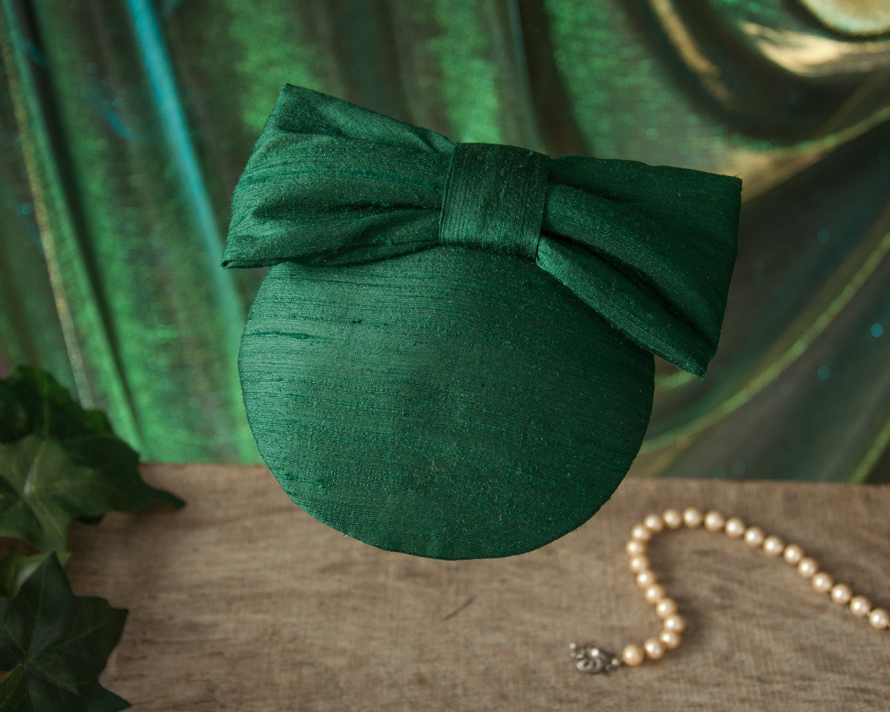 LULU - SILK FASCINATOR WITH A BOW IN DARK WOODLAND FOREST GREEN © Seegang Berlin