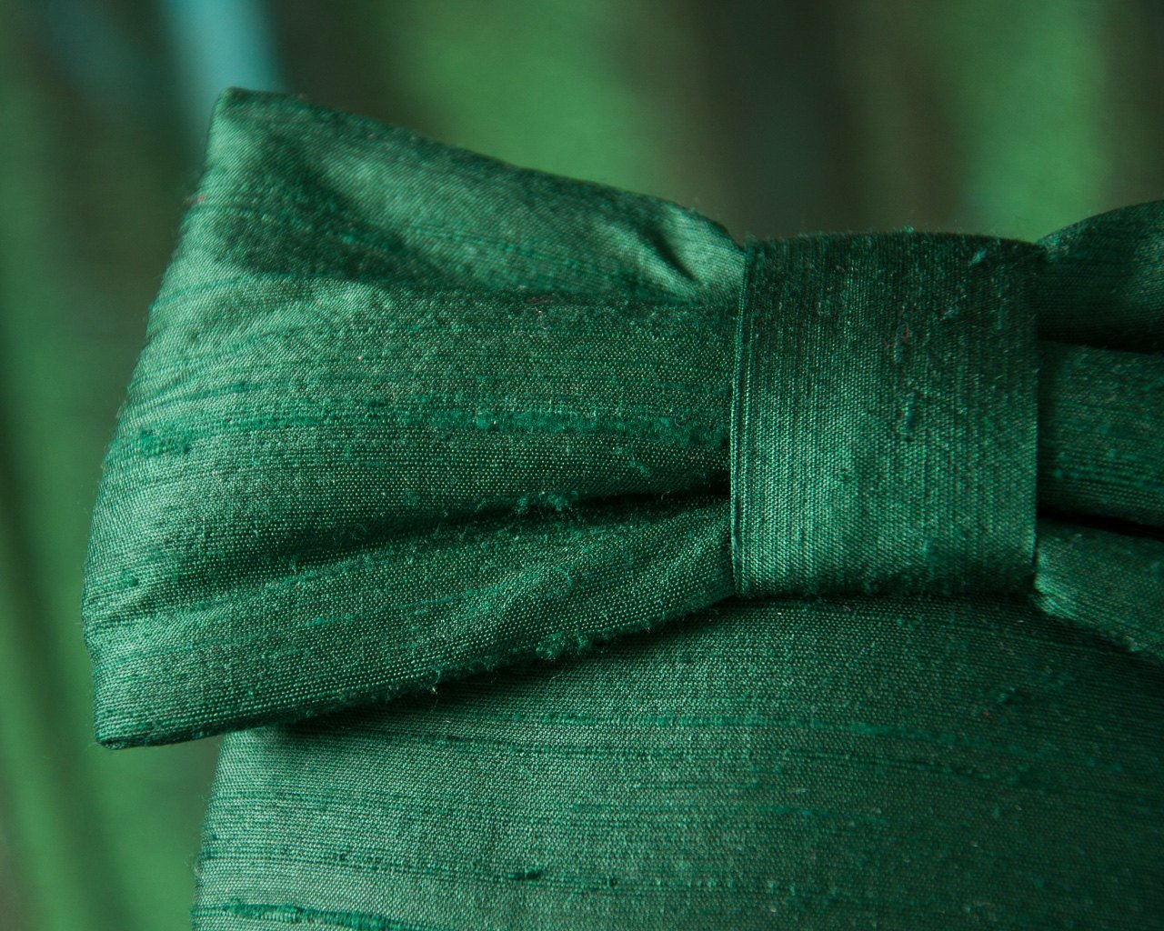 LULU - SILK FASCINATOR WITH A BOW IN DARK WOODLAND FOREST GREEN © Seegang Berlin