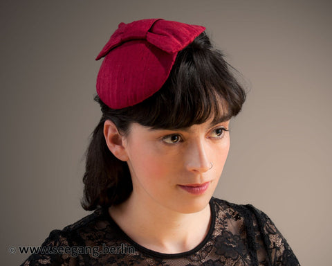 LULU - SILK FASCINATOR WITH A BOW IN DARK WOODLAND FOREST GREEN © Seegang Berlin
