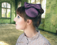 LULU - SILK FASCINATOR WITH A BOW IN MISTY MAUVE DUSTY DARK AUBEGINE LILAC © Seegang Berlin