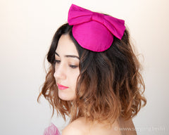 LULU - SILK FASCINATOR WITH A BOW IN SHOCKING HOT PINK © Seegang Berlin